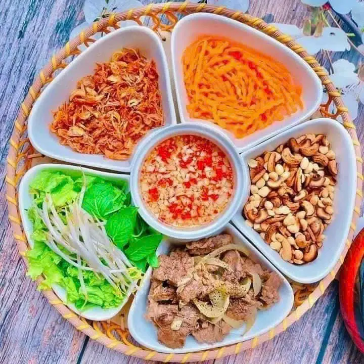 ￼Bộ bát đĩa sứ hoa mai  kèm khay mây Bộ khay sứ đựng thức ăn thờ cúng 3