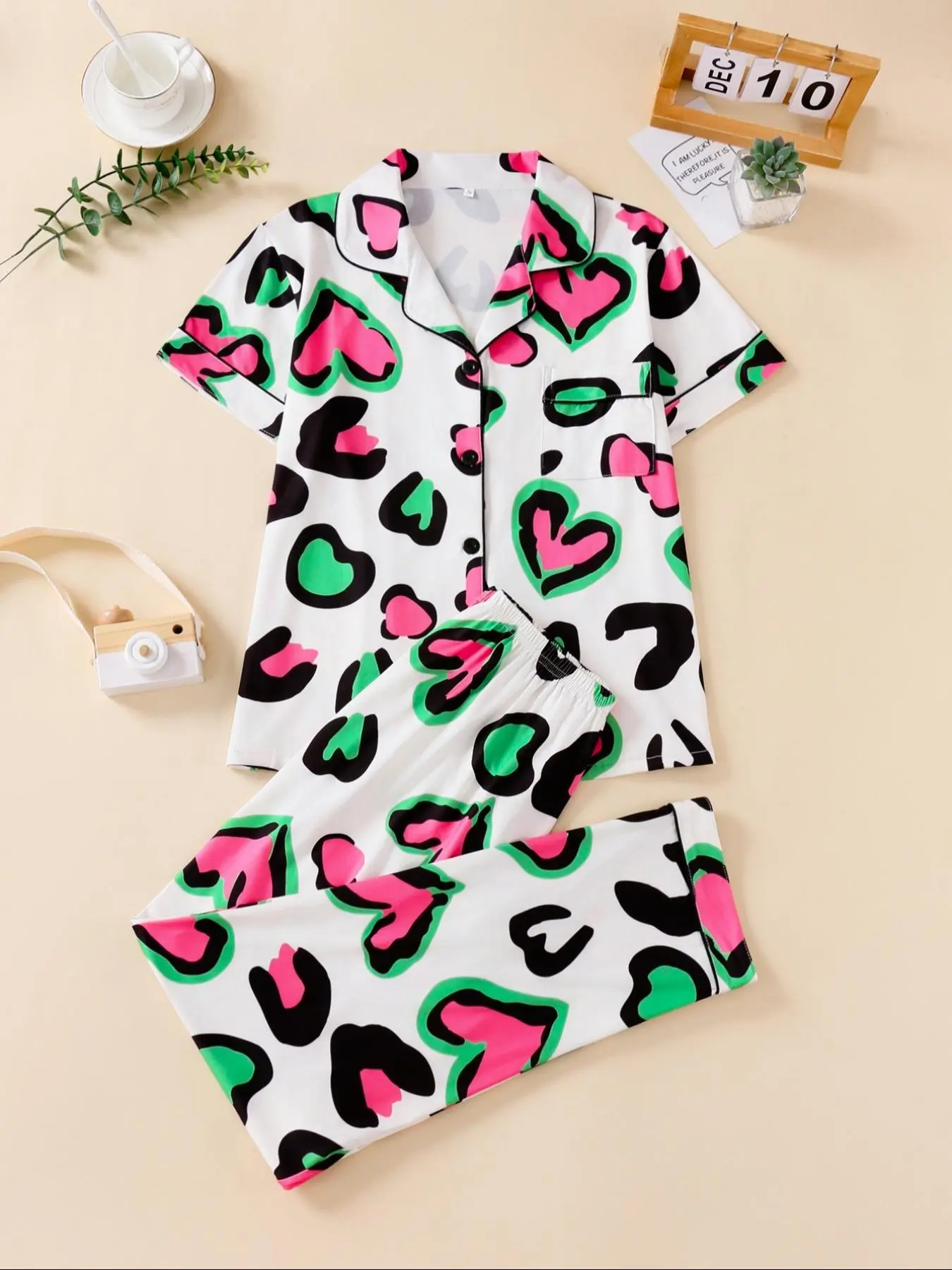 Two-Piece Set Women's All Over Heart Print Short Sleeve Pajama, Casual Comfy Button Up Top & Pants PJ Set, Ladies Sleepwear for All Seasons
