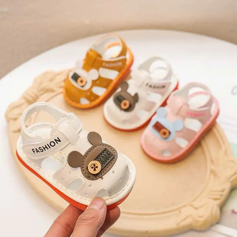 Dép Sandal Rọ Kèn Hình Gấu Đế Mềm Cho Bé Tập Đi - Trắng Nâu Hồng