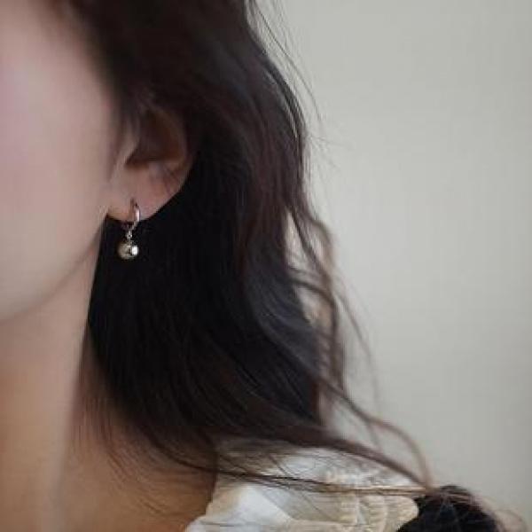 Product Introduction of S925 Silver C- Shaped Earrings Female South Korea Elegant High Sense Online Red Light Surface Ear Ring Ins Niche 2022 New Fashion 6
