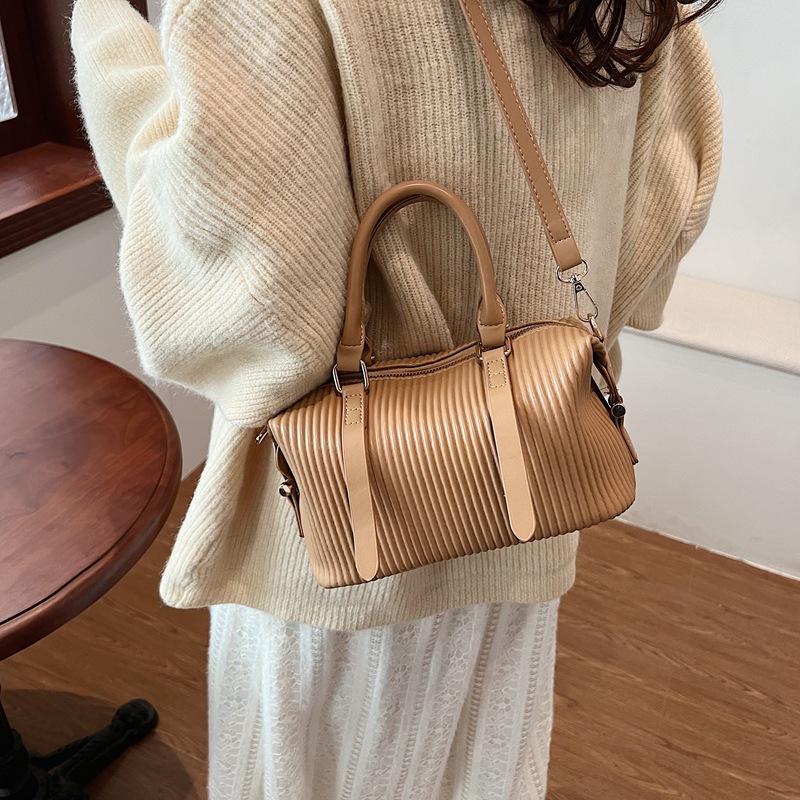Product Introduction of High-quality Hand-held Bowling Bag Women's Autumn and Winter Simple and Fashionable Shoulder Bag Feeling Messenger Bag Bag 6609-521 11