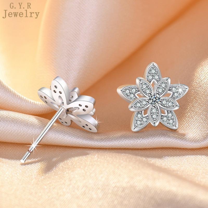 Product Introduction of [Free GRA Certificate] Christmas Full Inlaid Moissanite Hollow Snowflake Ear Stud 43
