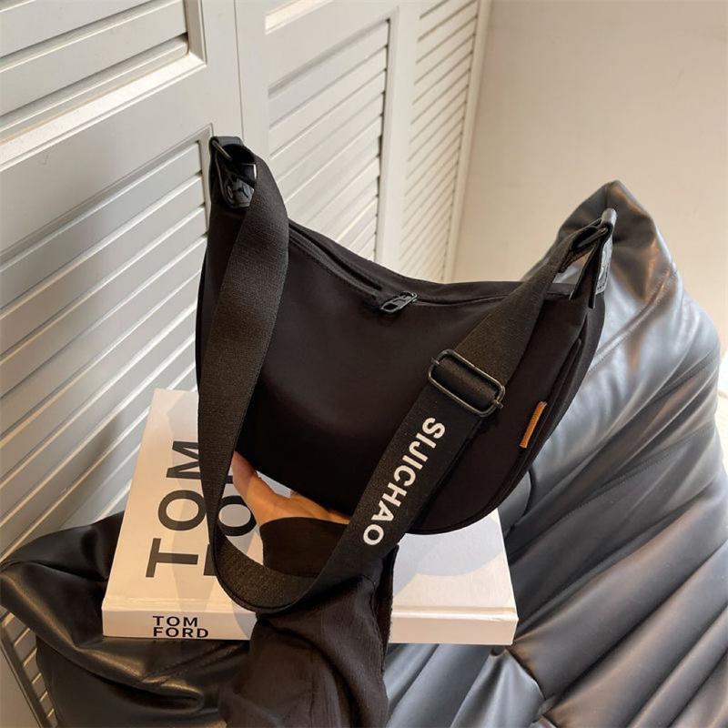 Product Introduction of Ethnic Style Messenger Bag Underarm Bag Selenodont Bag Dumpling Bag Large Capacity Japanese and Korean Style 2024 New Casual 14