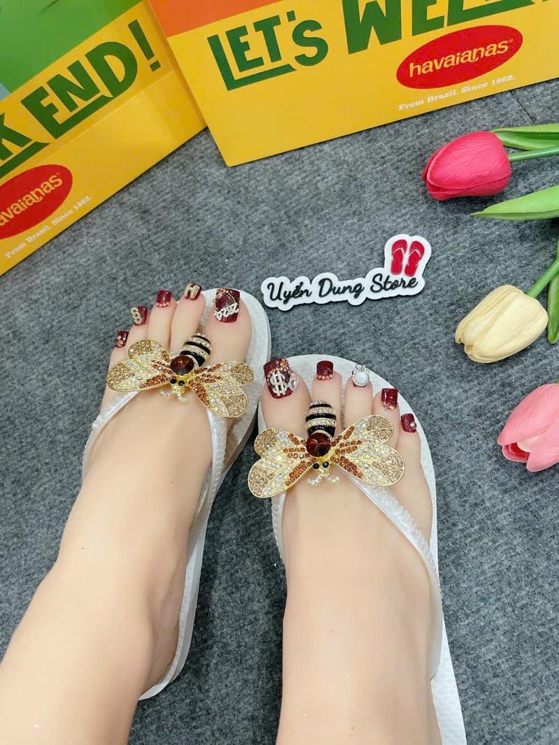 Product Introduction of Dép Nữ Tròn Trắng Slim Kèm Charm HVN 8
