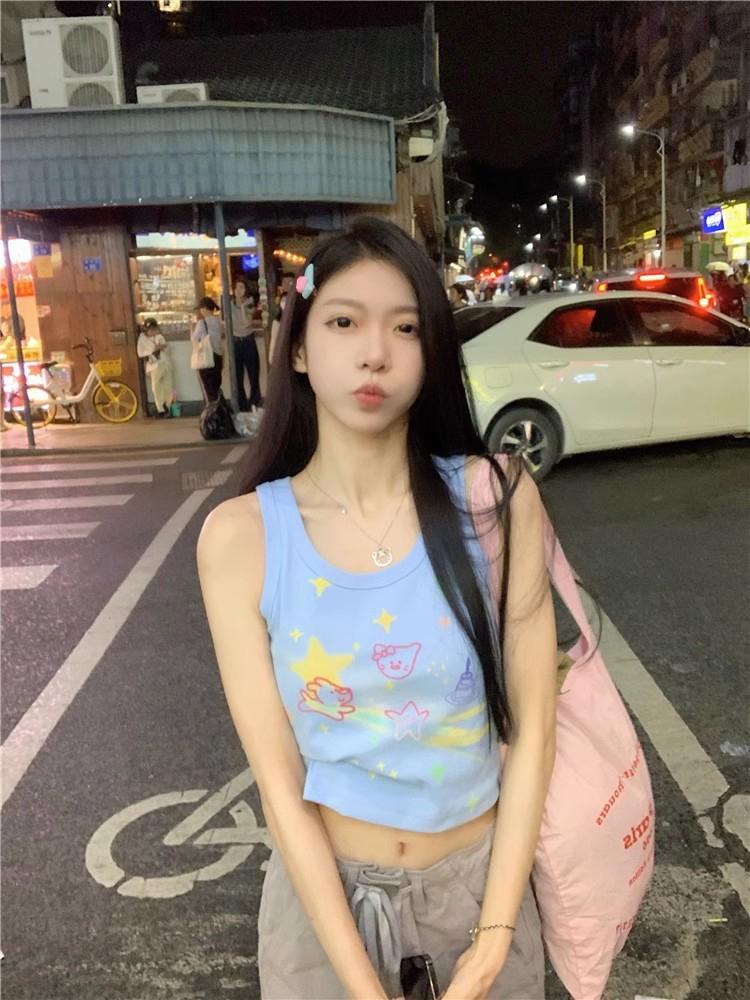 Product Introduction of Áo Yếm, Phong Cách Trẻ Trung Graffiti Cô Gái Nóng Bỏng, Không Tay Nhỏ, Có Thể Mặc Ngoài Trời Và Trong Nhà, Trang Phục Dopamine, Áo Ngắn, Thích Hợp Cho Mùa Hè Của Phụ Nữ 11