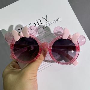 แว่นกันแดดเด็ก unisex แฟชั่นอินเทรนด์น่ารัก ป้องกันรังสียูวี ม่านบังแดด เหมาะสำหรับฤดูร้อน อุปกรณ์จัดแต่งทรงผมภาพ