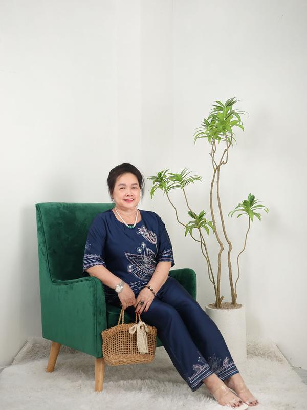 E252 - Đồ trung niên nữ HUY HÀ, chất vải lụa tơ tăm, áo cổ tròn quần 9 tất Women Top 5