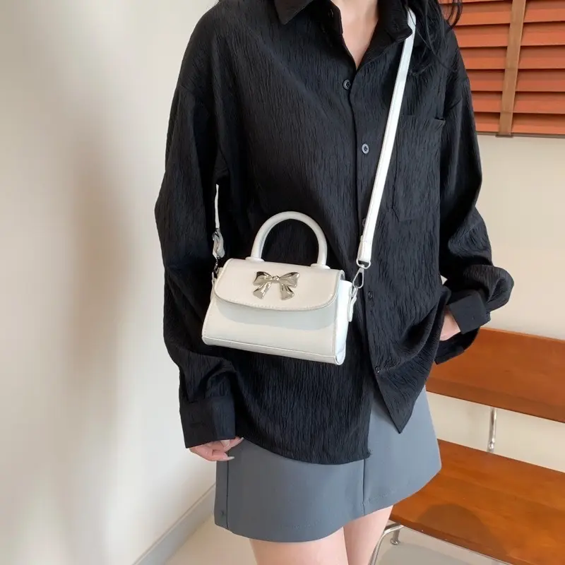 Túi xách nữ cầm tay đeo chéo da trơn Đính Nơ Bạc xinh xắn Bag 4