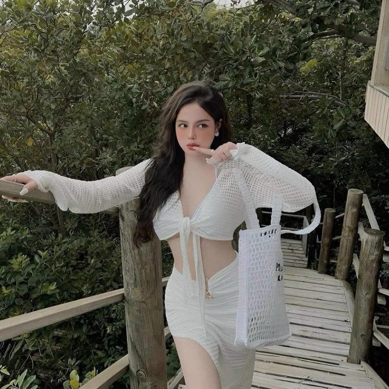 U là trời sét hót lắm nè một chiếc sét bốn món gồm áo bra có mút ngực dày dặn quần bikini áo khoác chất ren xô chuẩn hình chân váy chất vải ren xô dài xẻ tà chuẩn xịn nè Top Nữ Women Kem