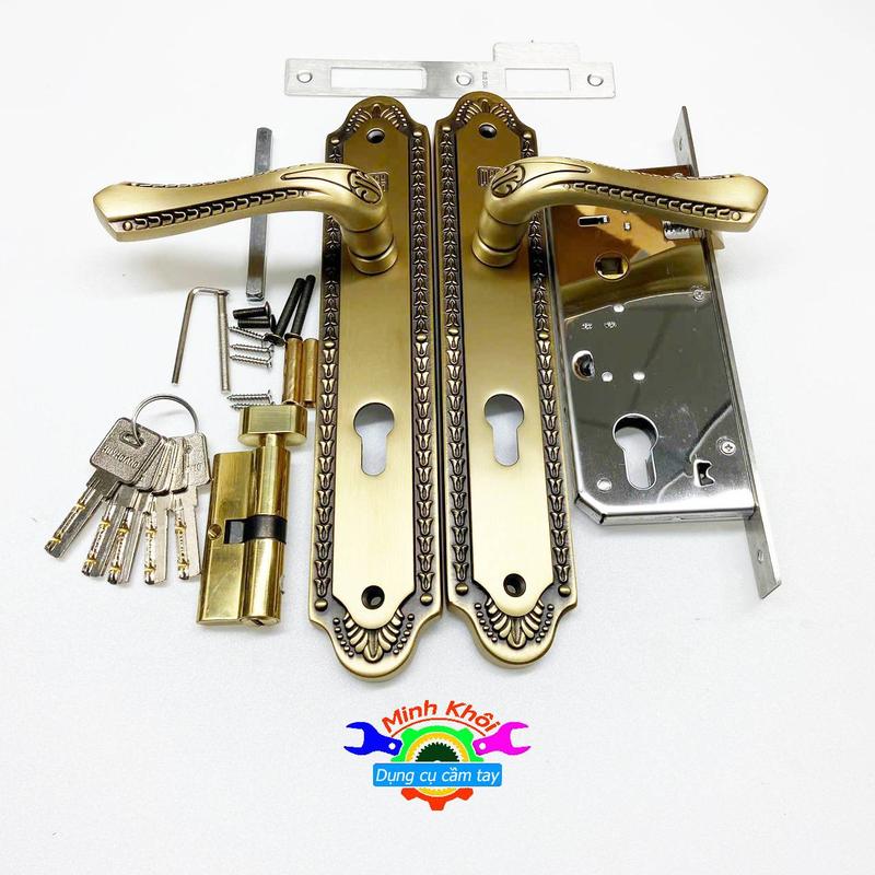khoá cửa bằng đồng ,thương hiệu HUY HOÀNG việt nam ! mã TNHCX8561 ,dài 29 cm , thân khoá bằng inox, lõi khoá bàng đồng .hàng chất lượng cao .sử dụng thân khoá 8545 thân lớn