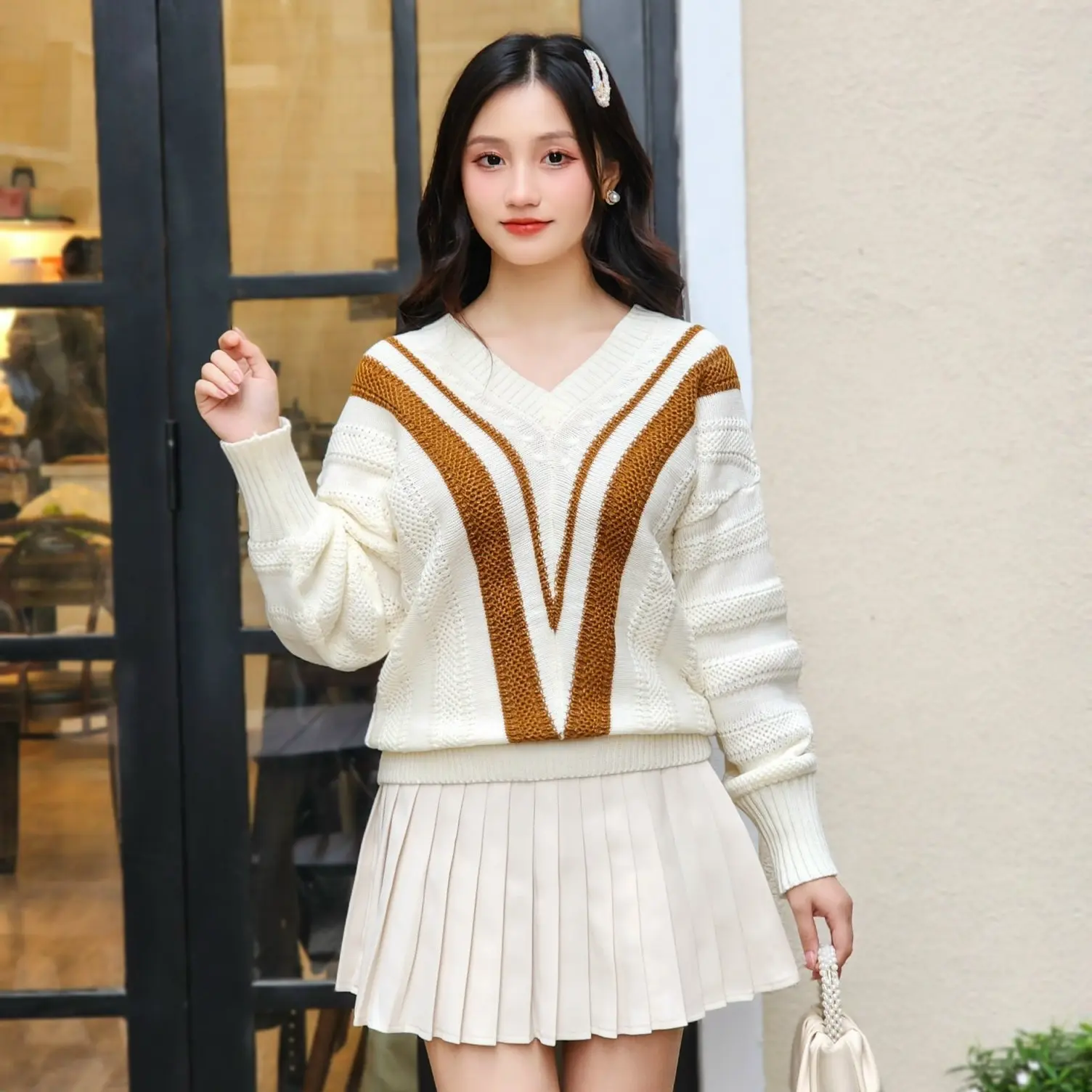 Áo len cổ tim họa tiết sọc dáng rộng mềm mại, phong cách phương tây Voi Nhung Women Top tingoan tay phồng aolen  formrong Kem Đỏ