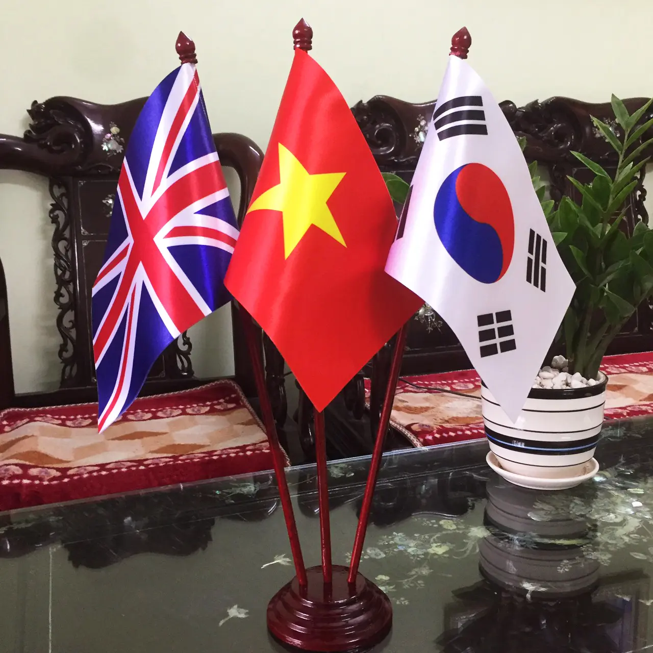 cờ để bàn làm việc đế gỗ cắm 3 cờ