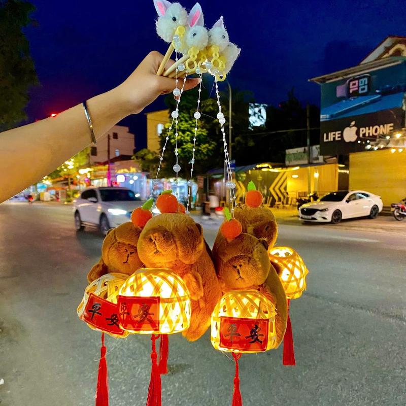 TẶNG đèn LED Lồng đèn decor Trung Thu rọ rổ giỏ tre nhựa CAPYBARA CAPY gắn THỎ bông tua đỏ đèn LED