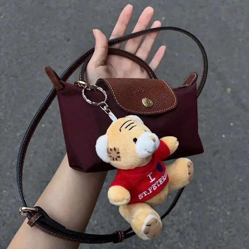 Túi cầm tay đeo chéo đỏ vừa điện thoại chất dù phối size 18cm 2