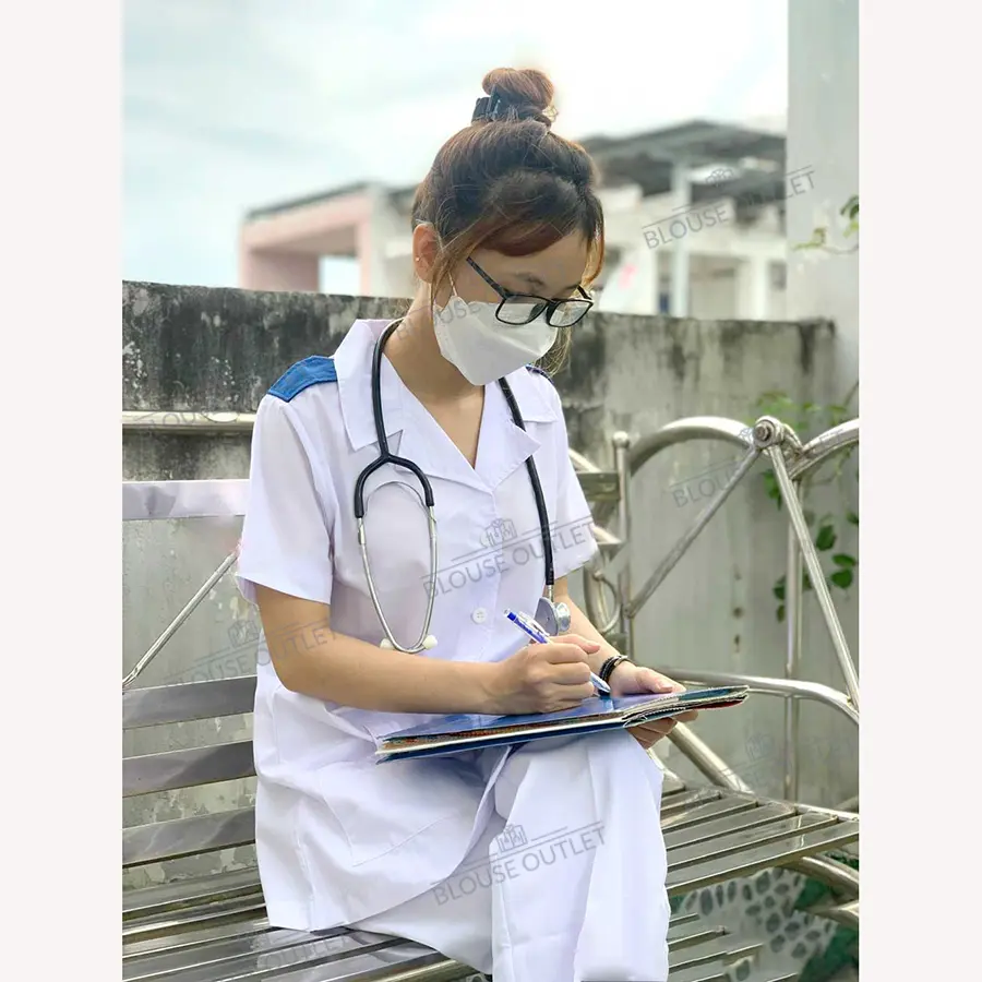 Áo blouse trắng dáng ngắn có CẦU VAI XANH cho dược Sỹ, điều dưỡng, y tá, spa