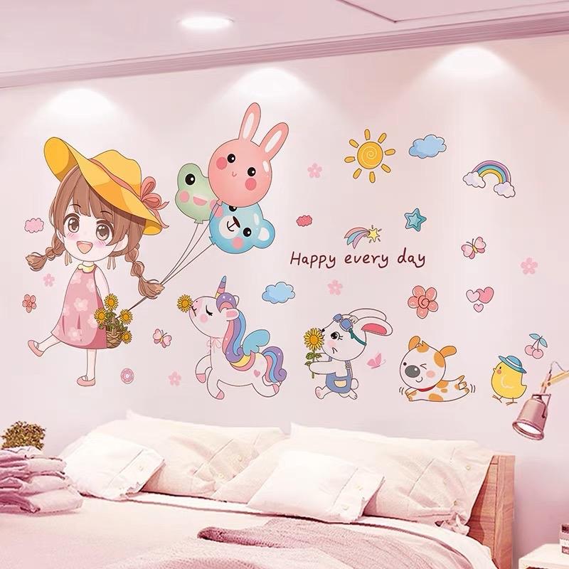 Decal dán tường phòng ngủ em bé cầm bóng bay và các con vật dễ thương