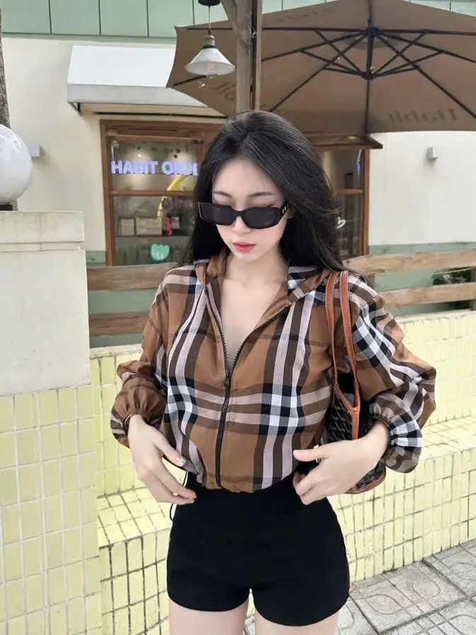 Áo Khoác Kẻ Nâu Dáng Crotop 2 Lớp Có Mũ Trùm Dây Rút Cá Tính Chất Vải Gió Women Jacket Nhung