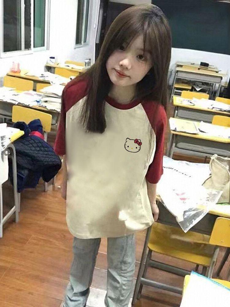 Product Introduction of Áo Thun Hello Kitty ngắn Tay, Nữ, Phong Cách Đại Học Ngọt Ngào Màu Tương Phản, Tay Raglan, Dáng Rộng Rãi Và Dễ Thương, Áo Thích Hợp, Phong Cách Ins, Năm 2024 Top Women 3