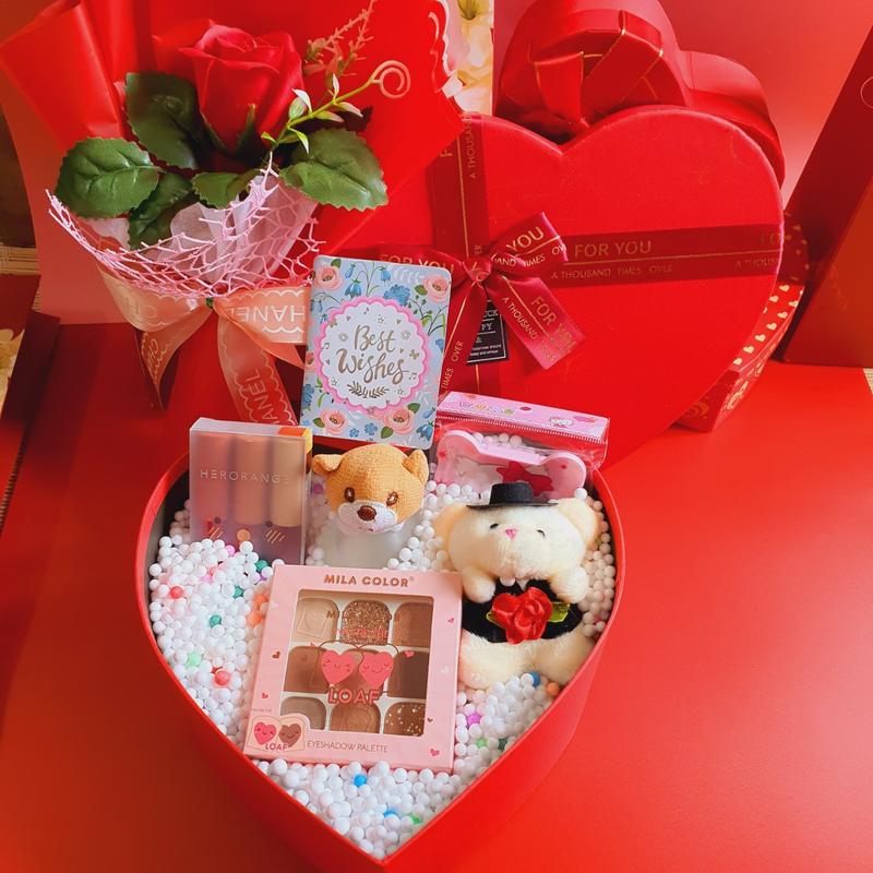 Combo quà tặng sinh nhật bạn gái quà tặng ngày lễ, quà tặng người yêu sang trọng gồm 1 bảng màu mắt, 3 cây son, 1 chai nước hoa 30ml, móc khóa gấu, gương, thiệp, hoa, hộp quà và túi quà sang trọng