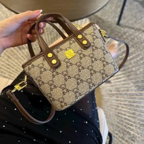 Làn gấu size 18 đựng vừa điện thoại cho nữ phom dày dặn cứng cáp Bag 2