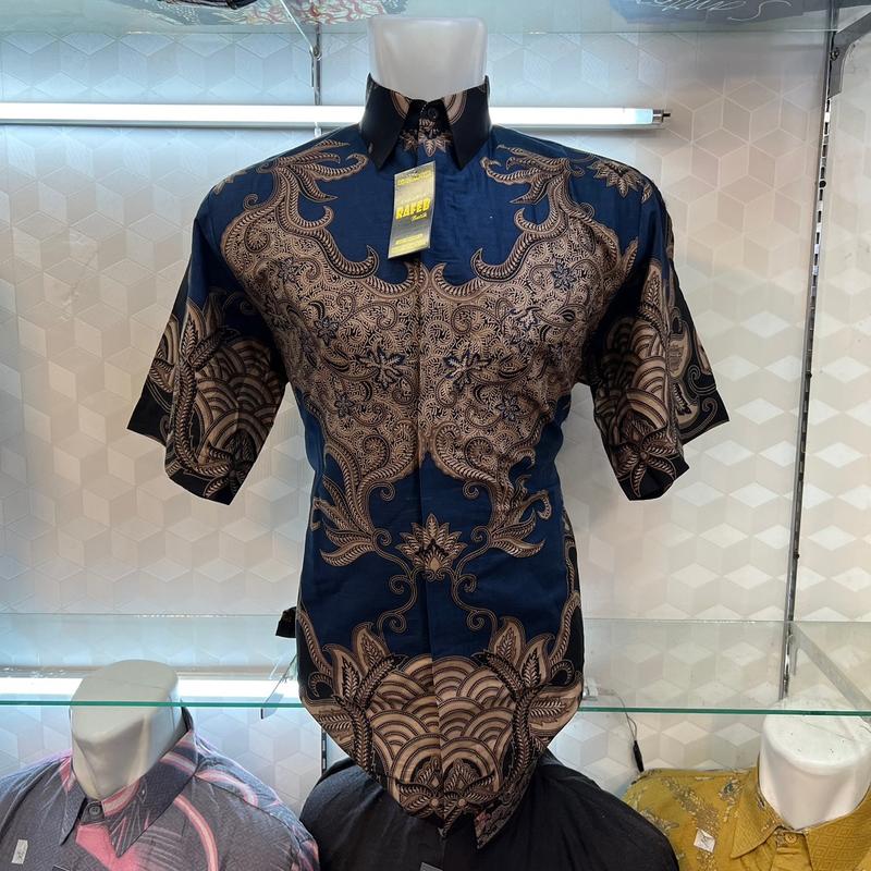 Hem batik pria lengan pendek di lapisi furing 0