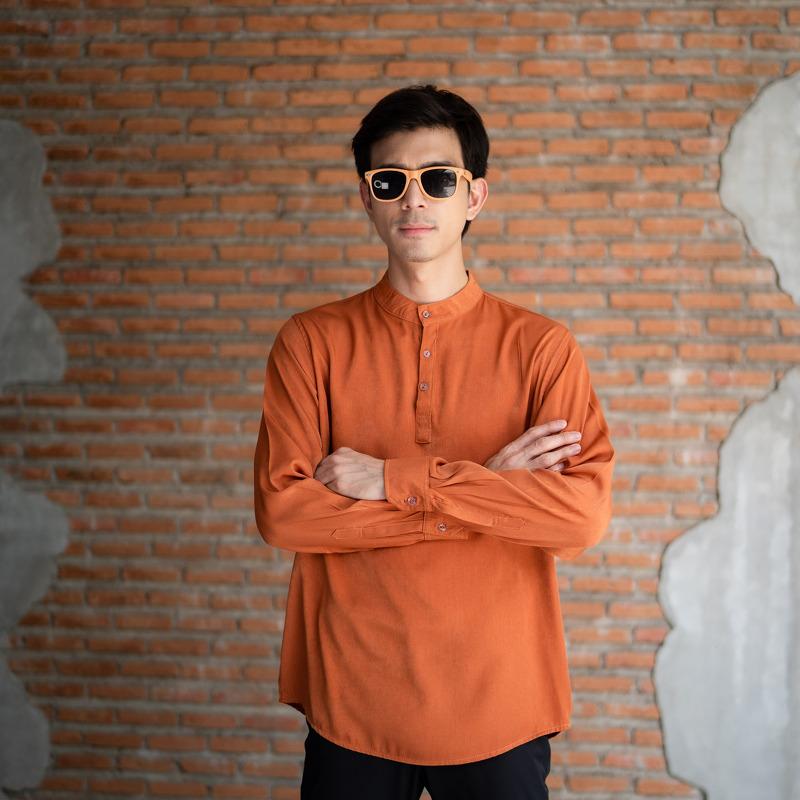 เสื้อมุสลิมผู้ชายหรือชุดกุรงอิสลาม สไตล์เสื้อปากีอาหรับดูไบสุดเท่ คอกลม ทรงสวย เนื้อผ้าฝ้ายฟอกยีนส์  เนื้อผ้าทิ้งตัว ใส่แล้วเท่ใส่แล้วไม่ร้อน งานผลิตจากร้าน สไตล์เสื้อปากีอาหรับดูไบสุดเท่ เหมาะสำหรับใส่ละหมาดออกงานอิสลามหรือรับแขกผู้ใหญ่ KR39 นูรีน มุสลิม 2