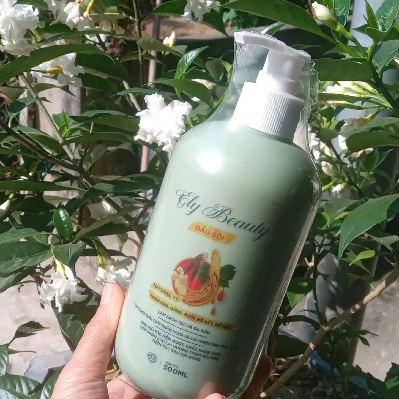 Dầu gội Ely Beauty làm sạch gàu , giúp ngăn ngừa và cải thiện tình trạng tóc cho mái tóc mềm mượt, chắc khỏe hơn.góp phần lưu hương thơm dịu nhẹ trên tóc. 2