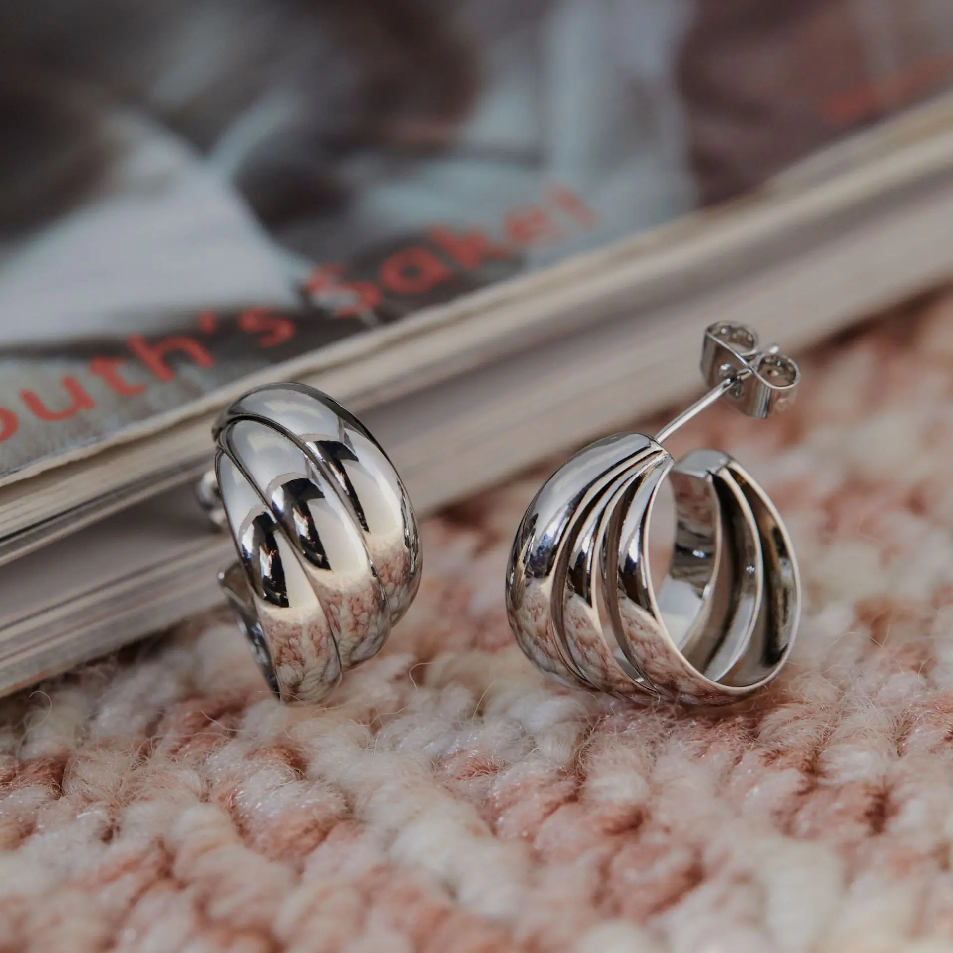 Minimalist Metal Earrings for Women, Elegant Versatile Silver Ear Clips, Non-Pierced Mosquito Coil Hoop Earrings with a High-End Feel