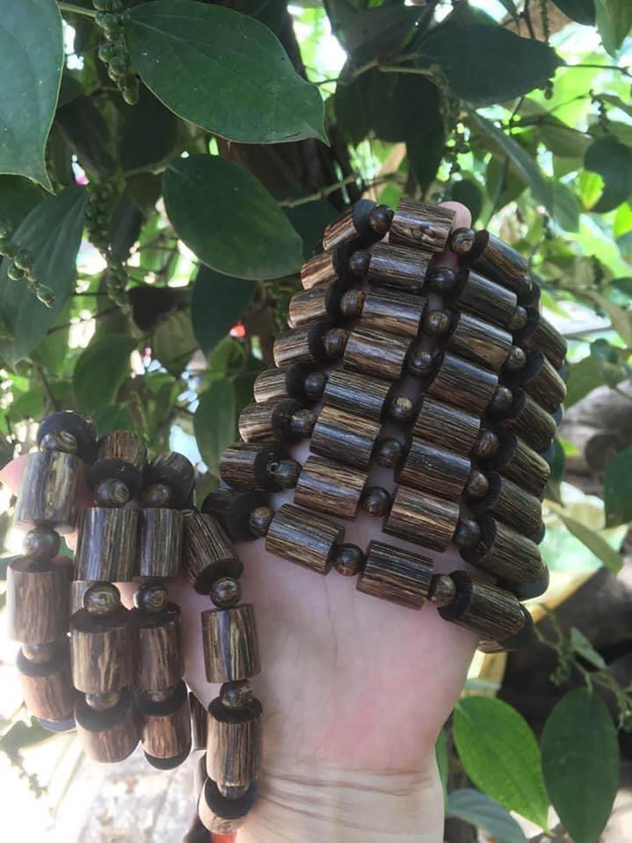 Vòng tay Trầm Hương Trúc Sánh Chìm Cao Cấp Nam Nữ. Đổi trả hàng thoải mái nếu không đúng mô tả 1 c4f71ebf137c452f8efe94e432b0c94d~tplv o3syd03w52 origin jpeg