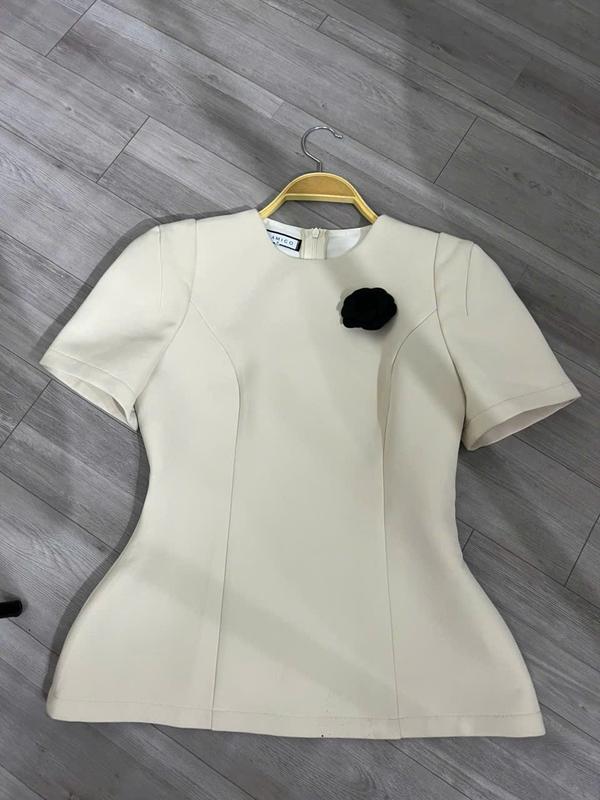 Áo peplum công sở HINSTORE áo dáng ôm chiết eo đệm vai form đứng dáng kèm hoa cài 301 6