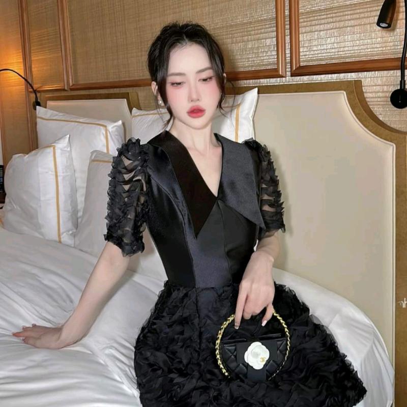 Đầm ren cổ V kèm hoa cài áo 3
