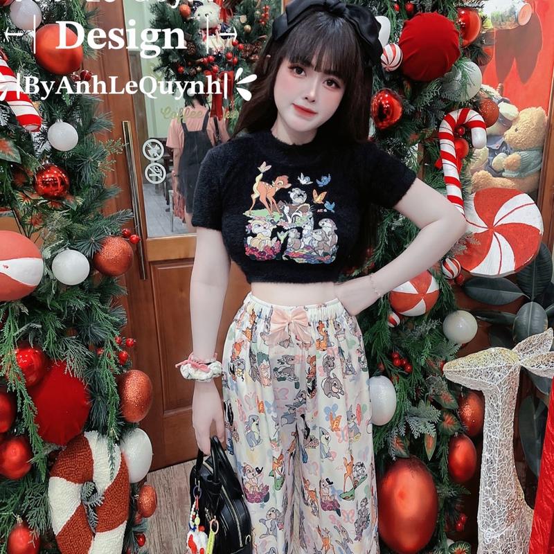 “THIẾT KẾ MỚI BY ANHLEQUYNH”. MÃ ÁO LÔNG ÔM CROPTOP HOẠ TIẾT HOẠT HÌNH THỎ . MIX QUẦN XUÔNG RỘNG LỤA RŨ XỊN KHÔNG NHĂN ỐNG PHỐI REN. THIẾT KẾ CHÍNH CHỦ BY ANH LE QUYNH. HOẠ TIẾT PHỐI DỄ THƯƠNG DESIGN #ALQ