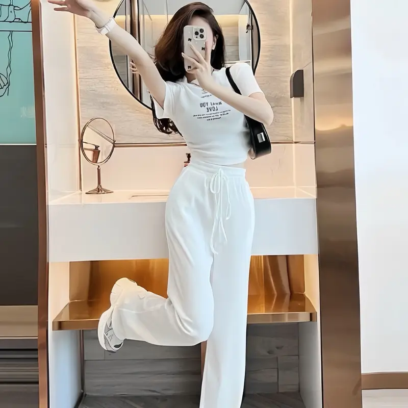 Set đồ nữ áo croptop tay ngắn phối quần dài với tone 2 màu xinh xắn phù hợp cho các nàng đi chơi. Women 1