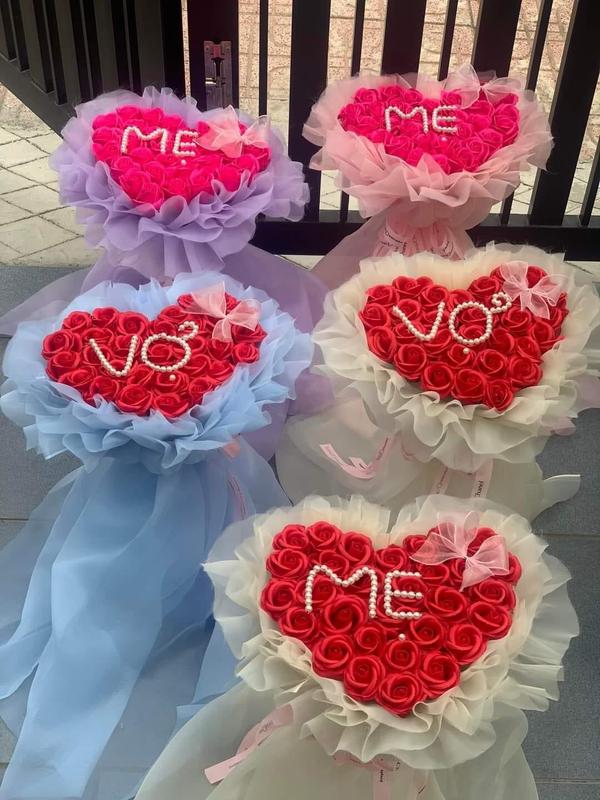 Bó Hoa 50 Bông Hoa Sáp Màu Đỏ Bọc Vải Voan Trắng Kèm Chữ Mẹ, Vợ, Em Decor