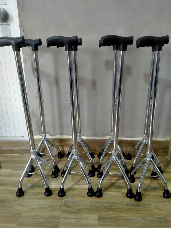 Gậy chống trượt inox 4 chân cao cấp cho người cao tuổi 0