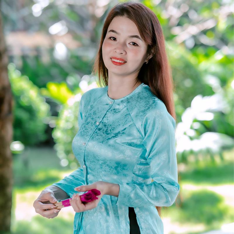 SÉT ÁO LẺ, QUẦN LẺ  BÀ BA TRUYỀN THỐNG GẮM HOA,GẤM 2 DA, QUẦN LƯNG BẢN PHÍA SAU, KẾT HỢP TÚI TRONG PHONG CACH HIỆN ĐẠI TRẺ TRUNG, PHONG CÁCH TRUYỀN THỐNG, LỊCH LÃM XINH ĐẸP, 100% LỤA TẰM ƯỚC, TẶNG KÈM CỘT TÓC XINH Kem Women Sen Dress   dài 6