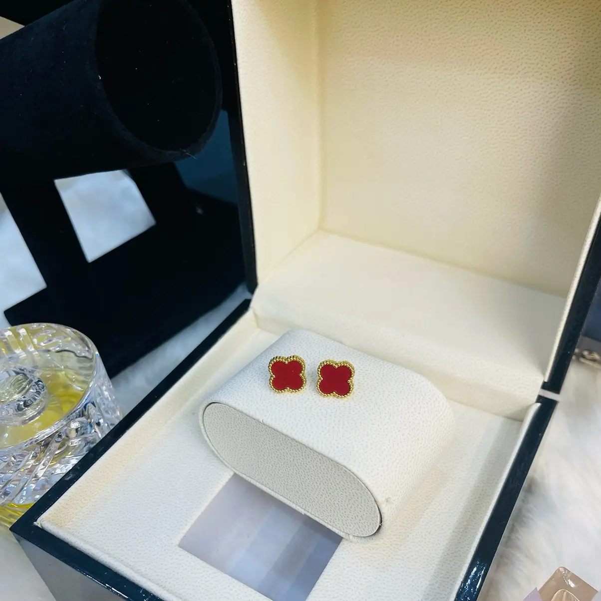 Khuyên đỏ chất titan bền màu