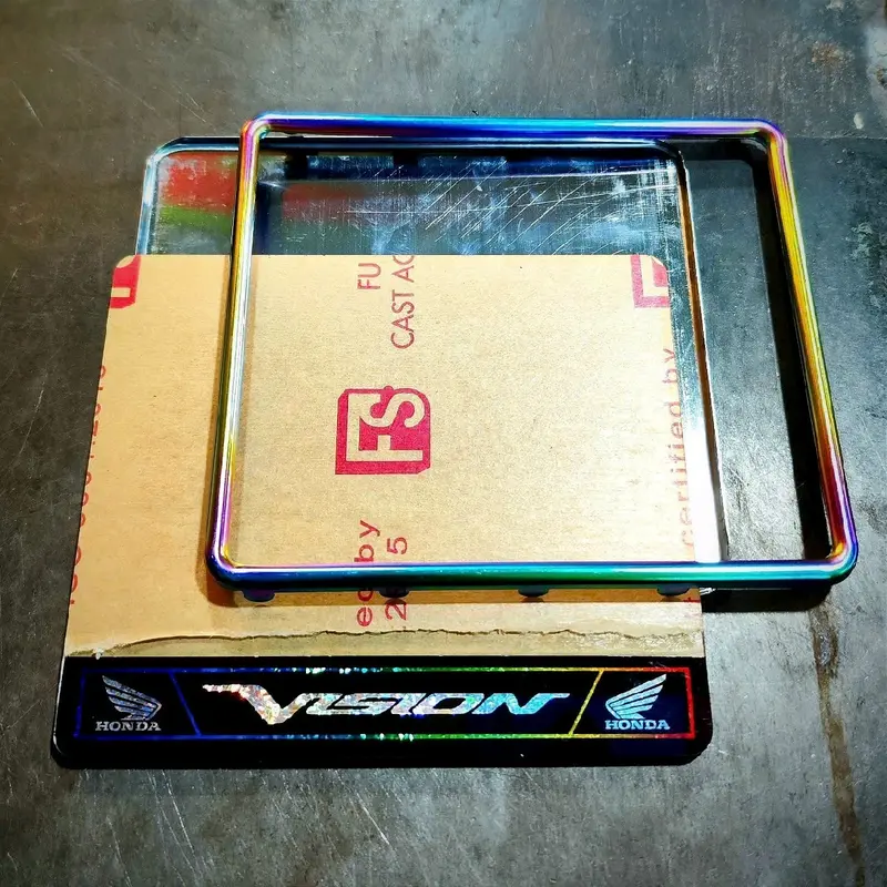 Khung biển số có chữ Vision và cờ Việt Nam 0