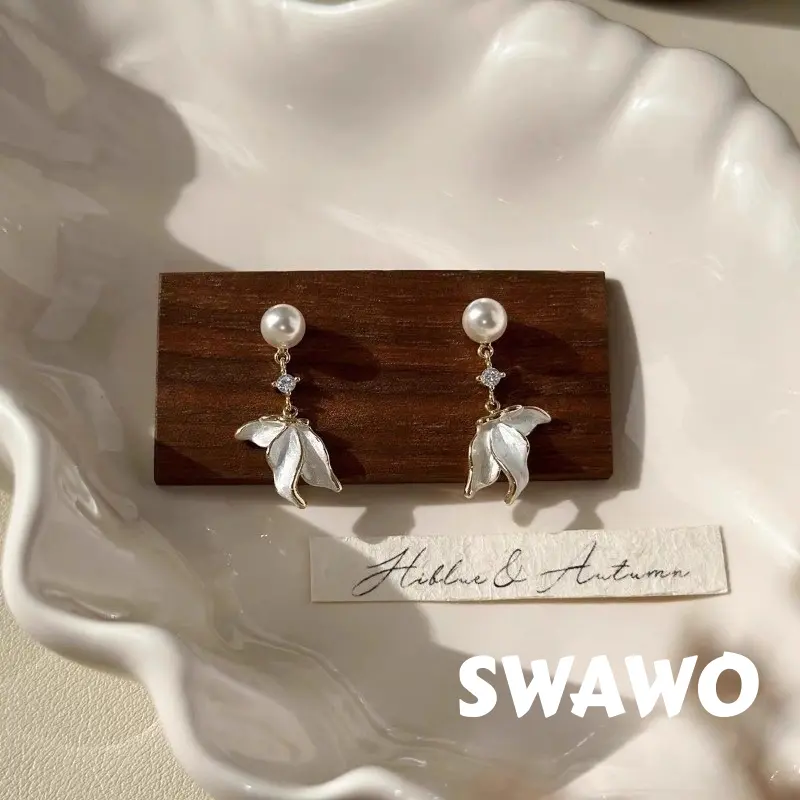 [Swawo] Anting Telinga Gantung Wanita Elegan dengan Desain Ekor Ikan dan Permata Mutiara dari Cangkang Kerang A298