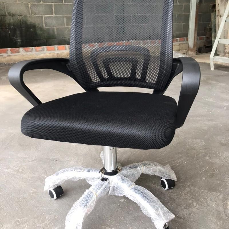 Ghế xoay văn phòng, ghế nâng cao thấp tùy ý, ghế xoay 360 độ , ngồi rất thoải mái, không đau lưng , nệm ghế dầy .