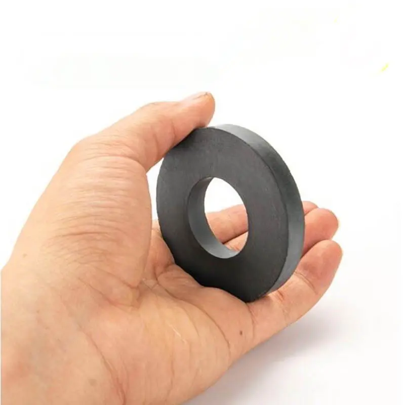 Nam châm đen có lỗ nhiều kích thước 1
