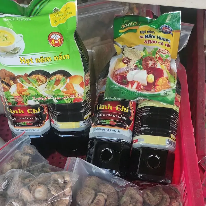 nước mắm linh chi nước mắm thuần chay dùng làm nước chấm hoặc nêm vào thức ăn sau khi nấu chín 4 chai 145 k tặng kèm 2 bịch hạt nêm chay 4