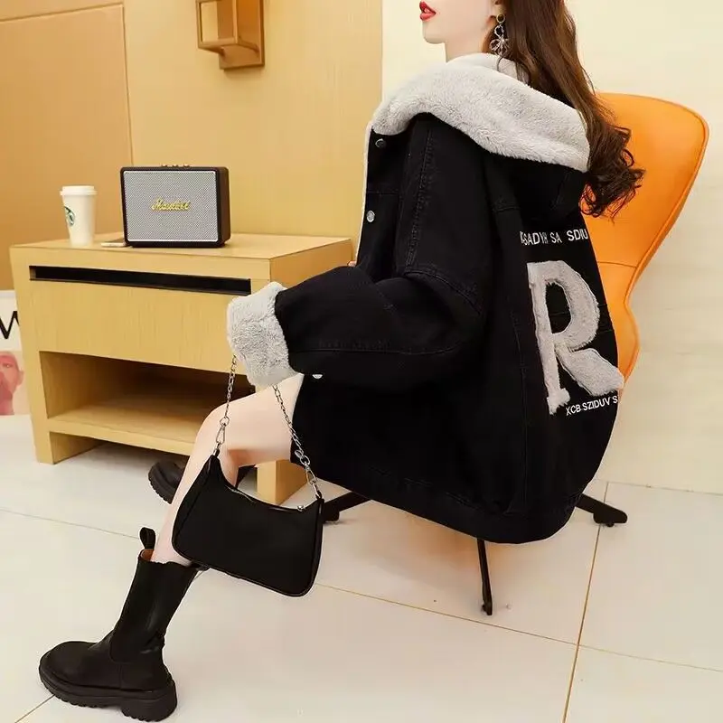 Áo Khoác Denim, Lót Lông Cừu, Nhồi Bông Dày, Thêu, Phổ Biến Trực Tuyến, Dễ Phối Đồ Dành Cho Nữ, Hàng Mới Về Cho Mùa Thu Và Mùa Đông, Dáng Rộng Vừa Vặn, Áo Dễ Phối Đồ