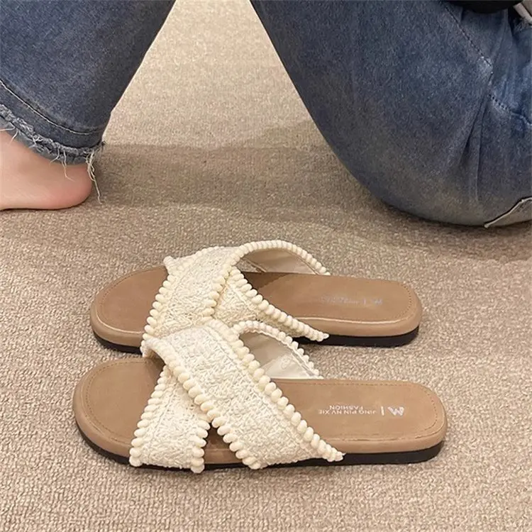 Fashionable women's sandals are flat Rubber slip-on