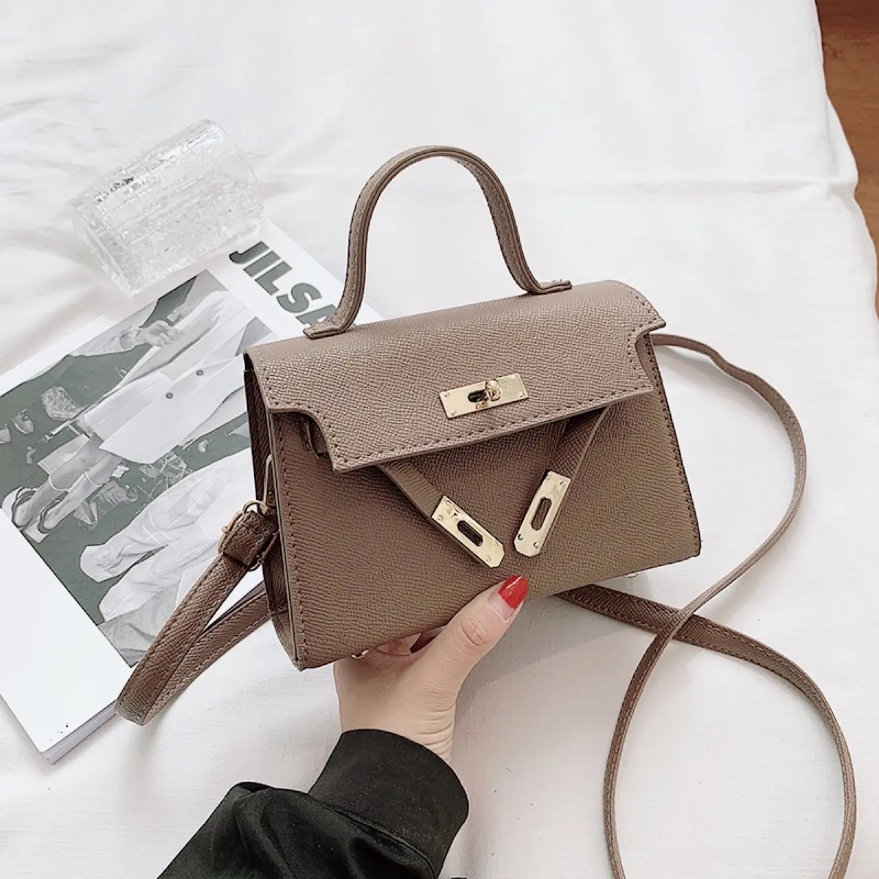 Túi xách nữ đeo chéo size 19 hai màu đen và trắng, chất da pu đẹp dễ phối đồ