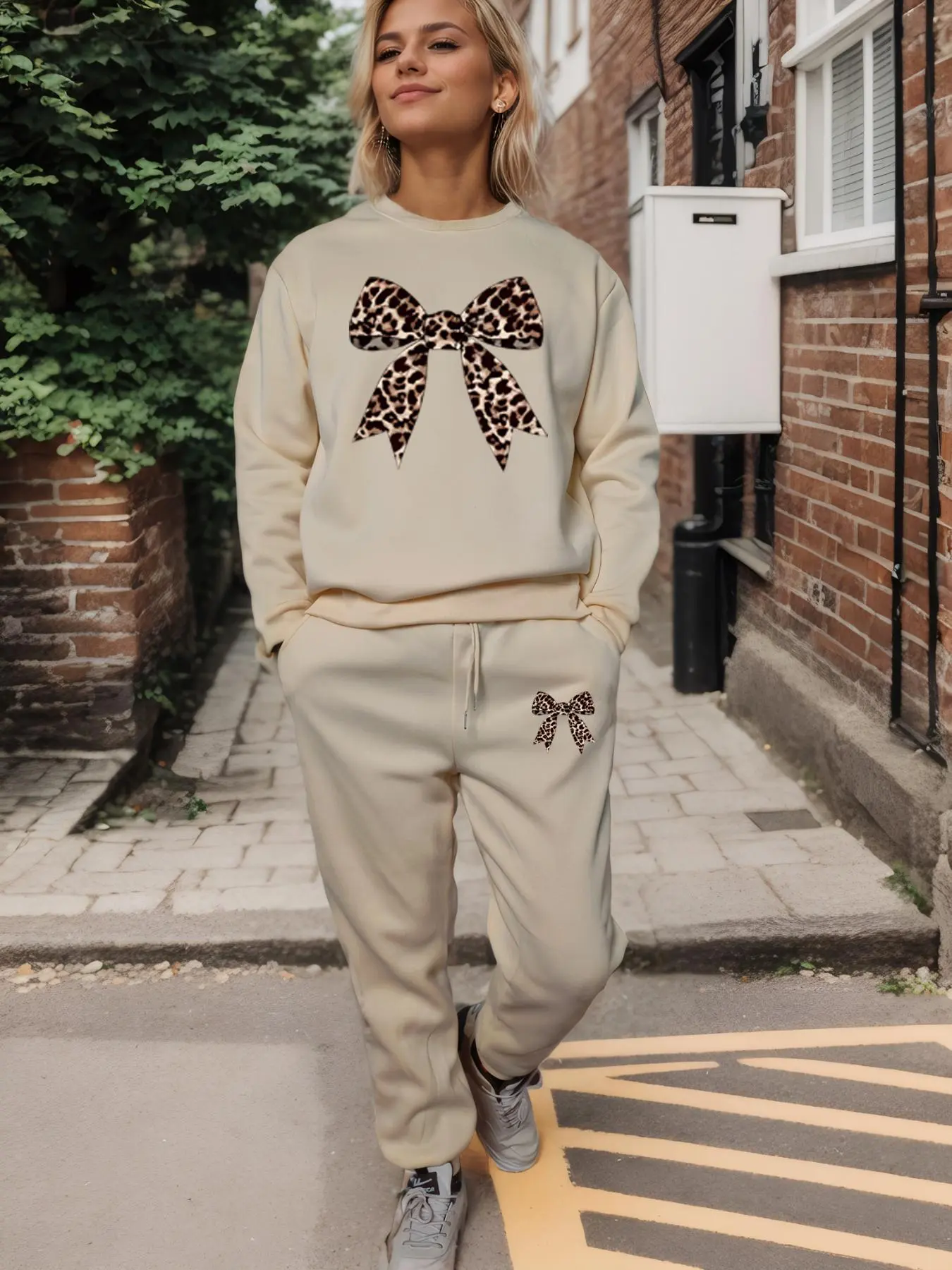【Plus Size】 Two-piece Set Bow Print Crew Neck Sweatshirt & Pants, Casual Fashion Cozy Round Neck Long Sleeve Pullover & Trousers for Daily Outdoor Wear, Women's Two-piece Outfits for Fall & Winter