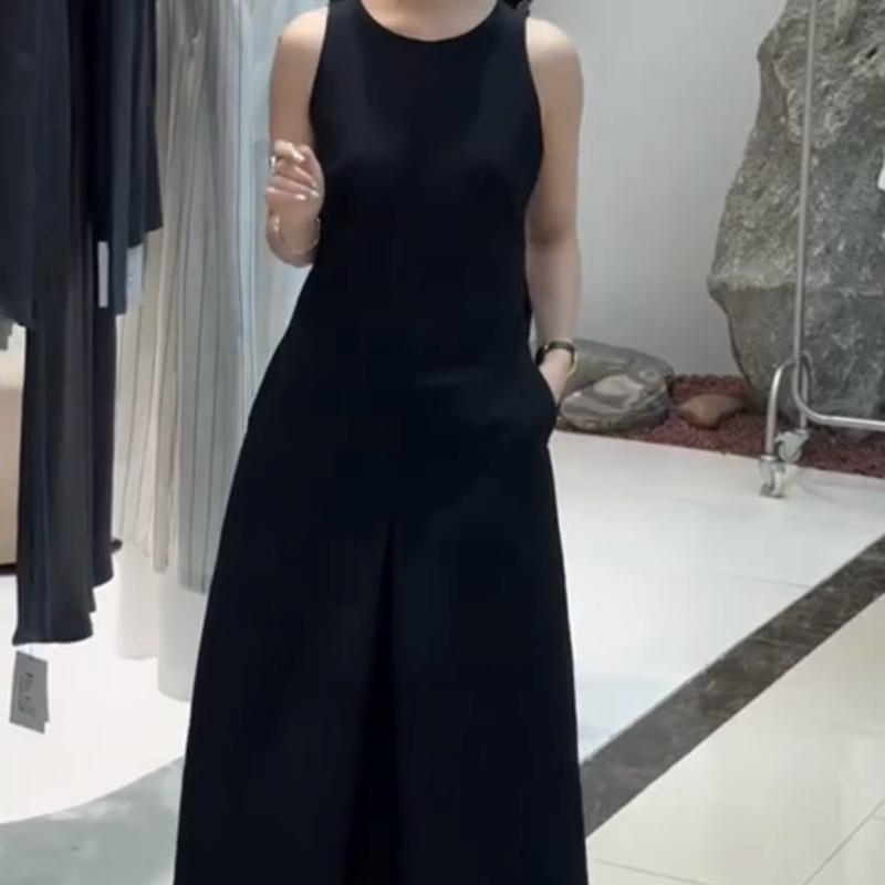 Váy Đen Dài Cao Cấp – Tinh Tế Mọi Góc Nhìn 1