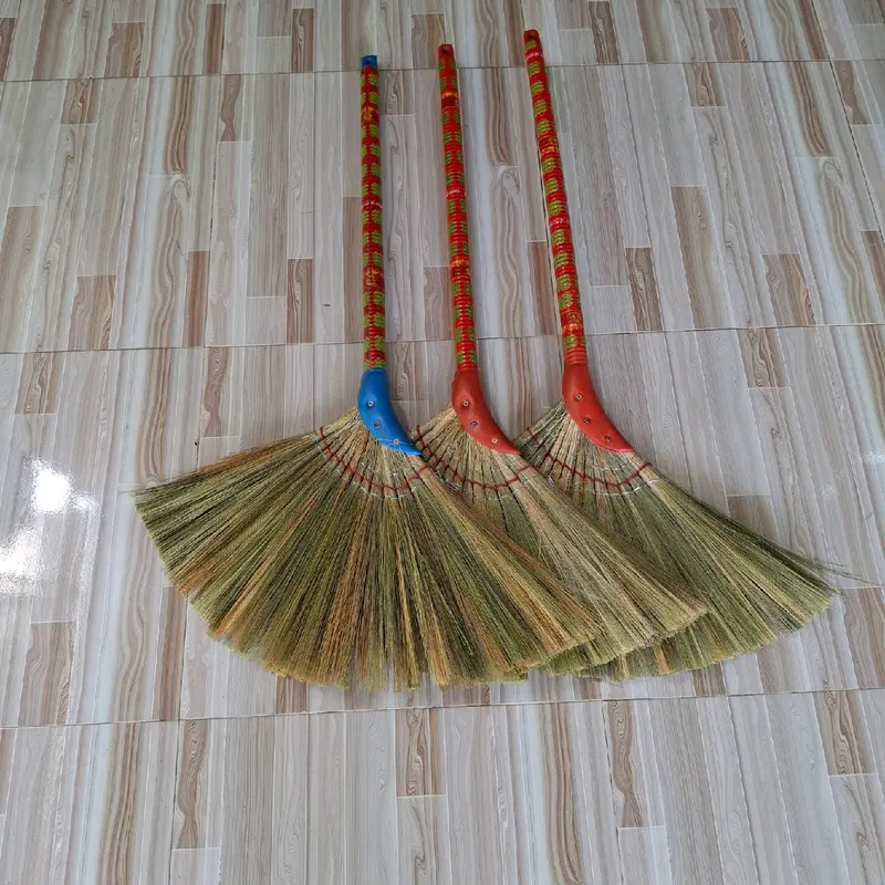 Combo 3 cây chổi_105k.Sản phẩm hữu ích,làm sạch nhà cửa,màu ngẫu nhiên. 3