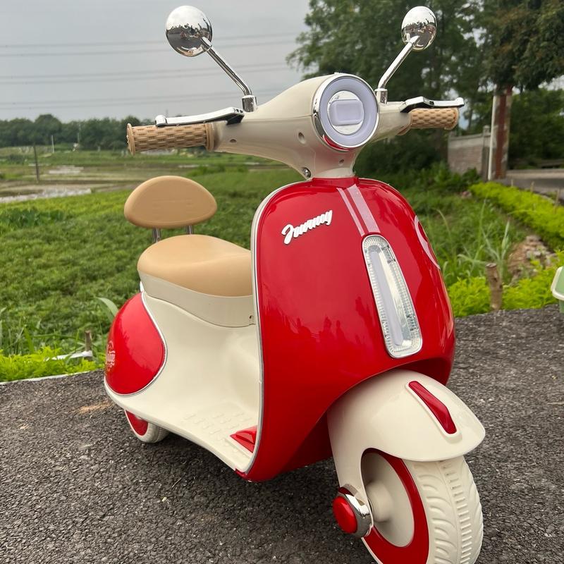 Xe máy điện 618B cho bé có bàn đạp chân ga kiểu dáng cổ điển thanh lịch kèm theo củ sạc