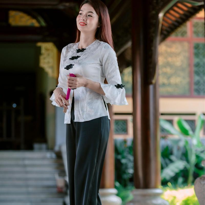Product Introduction of SÉT ÁO LẺ,QUẦN LẺ  BÀ BA TAY LOE NÚT TÀU, CHẤT LIỆU GẤM 2 DA,QUẦN PLANTIN, QUẦN BẢN LƯNG PHÍA SAU, KẾT HỢP TÚI TRONG, PHONG CÁCH LỊCH LÃM SANG TRỌNG, TẶNG KÈM 1 CỘT TÓC XINH Nữ Women 45